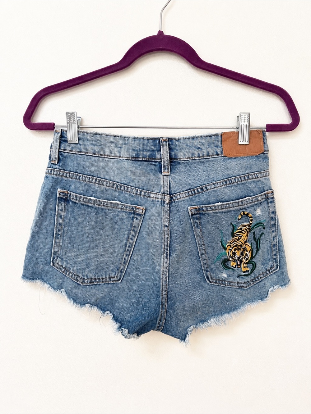 DIVIDED H&M Women’s High Rise Denim Short Shorts Size 6 Embroidered Tiger